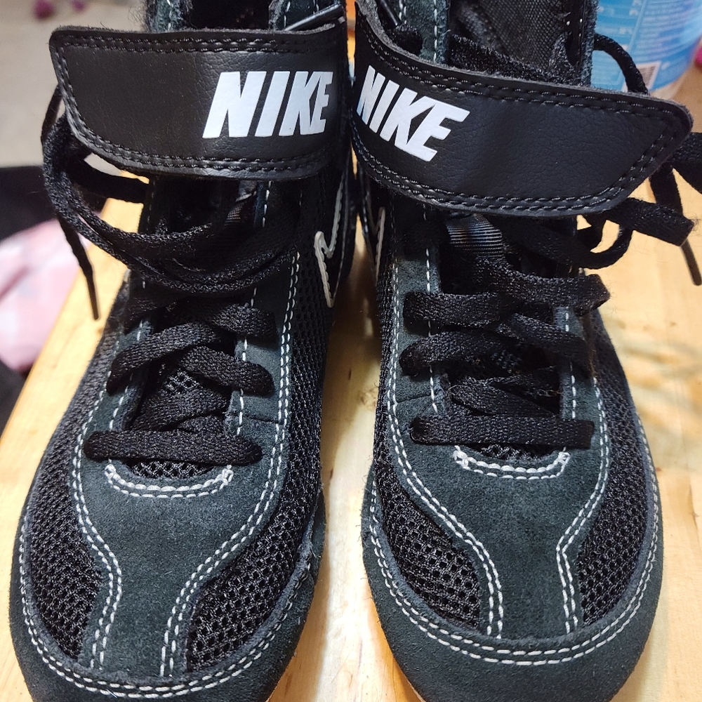 Youth Boys Nike wrestling shoes, like new, size 1